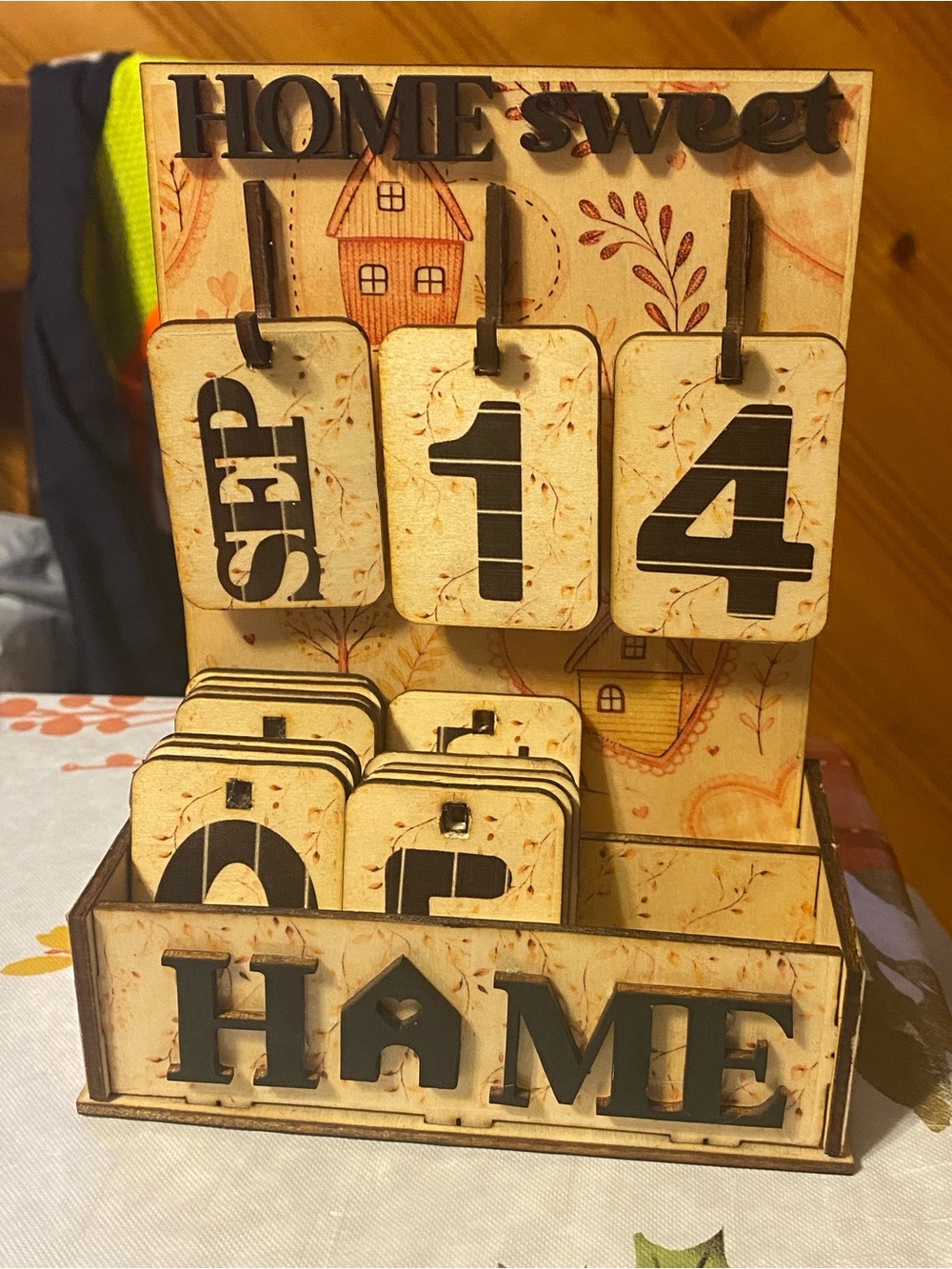 Wood table calendar holder